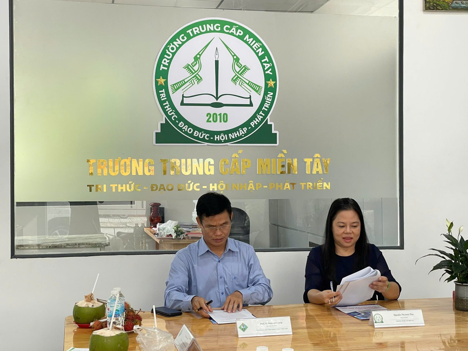 Ký kết thỏa thuận hợp tác với Trường Đại học Công nghệ Kỹ thuật Vĩnh Long