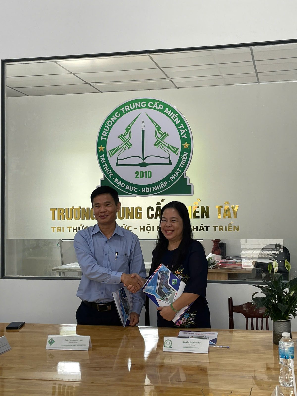 Ký kết thỏa thuận hợp tác với Trường Đại học Công nghệ Kỹ thuật Vĩnh Long