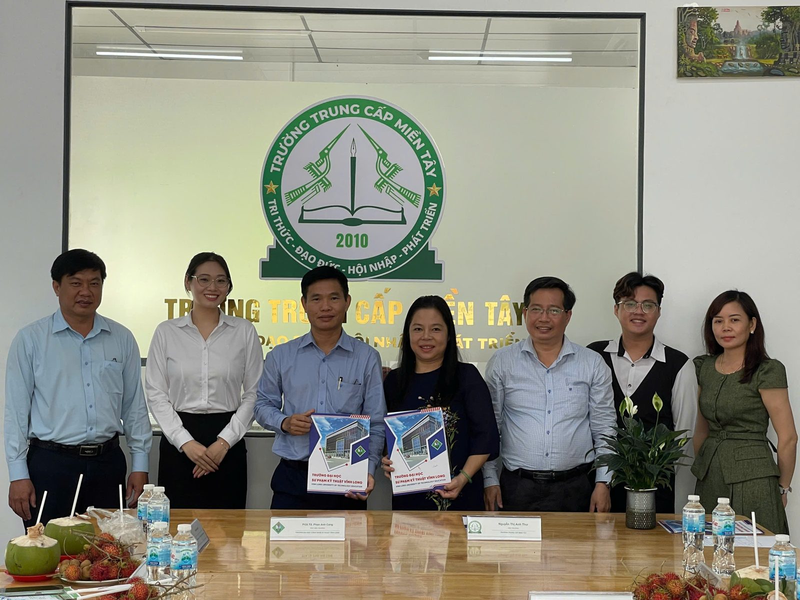 Ký kết thỏa thuận hợp tác với Trường Đại học Công nghệ Kỹ thuật Vĩnh Long